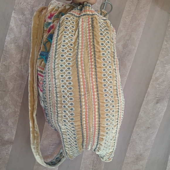 💎 Johnny Was Women's Bag Boho Embroidered Tote Bag in Red, Green & Cream - Picture 8 of 14